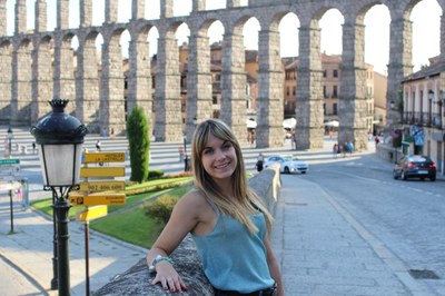 Fotografía de Paloma, guía de Segovia, junto al Acueducto